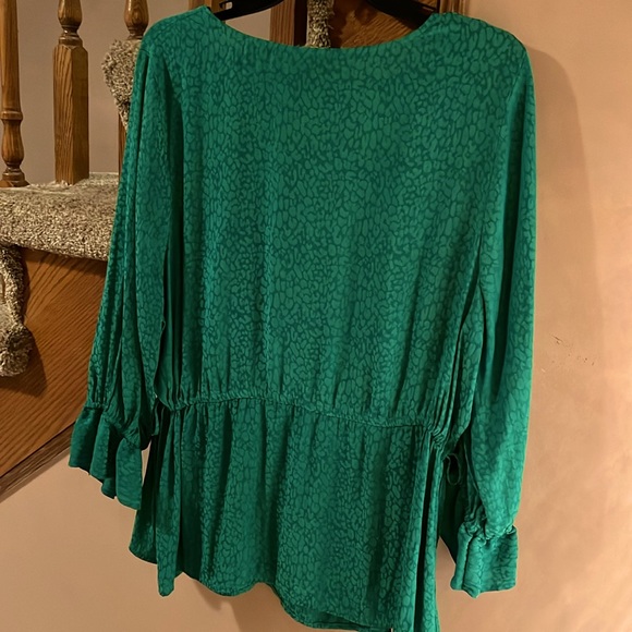 EVRI women’s v neck blouse in green, size 1X.🍀 - Picture 7 of 7